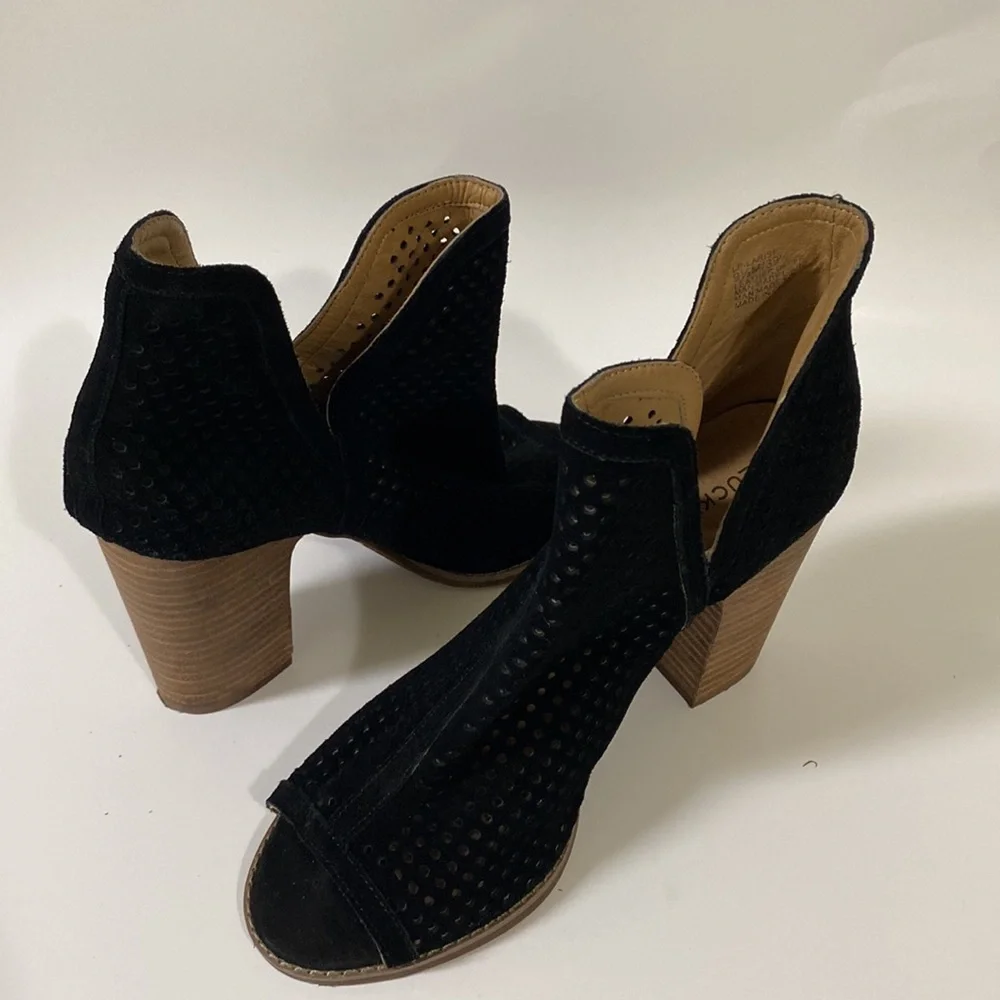 Lucky Brand pull perforated